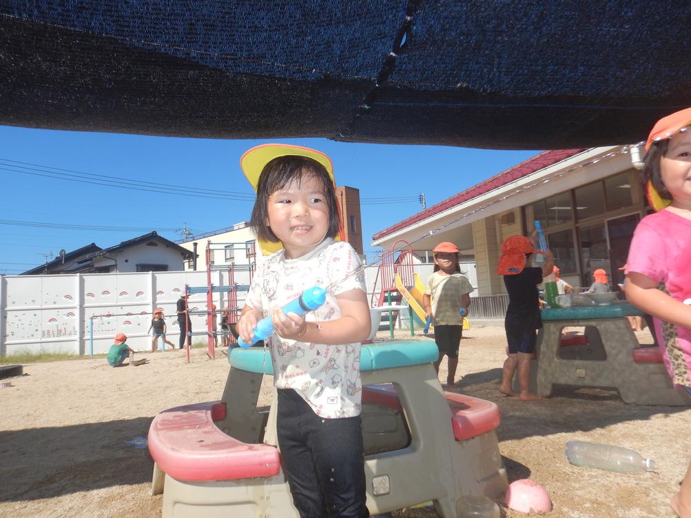 水鉄砲で遊んでいる様子 (2)