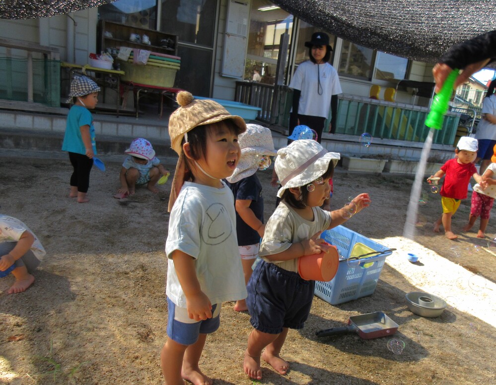 シャボン玉で遊んでいる様子 (3)