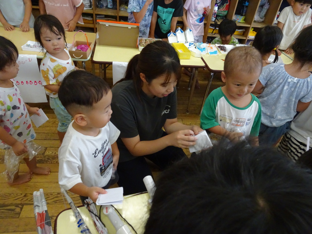 中日ごっこを楽しむ子ども (1)