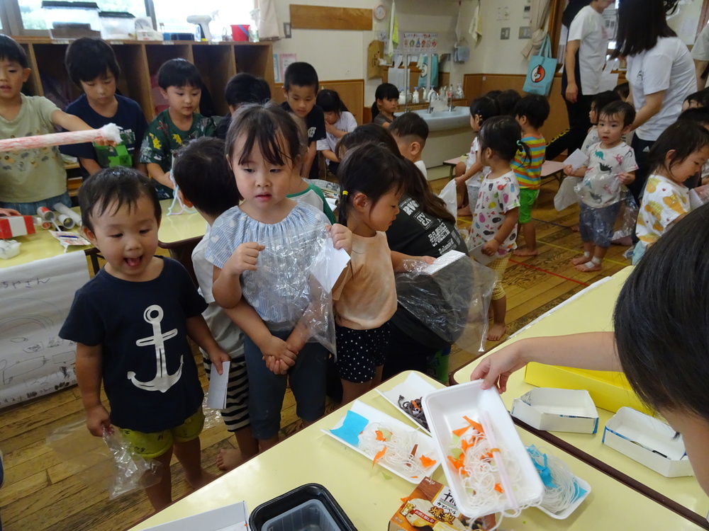 中日ごっこを楽しむ子ども (2)