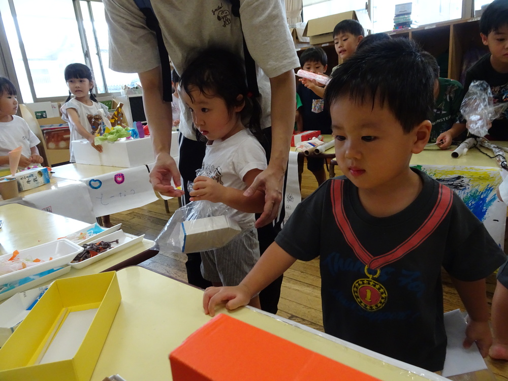 中日ごっこを楽しむ子ども (4)