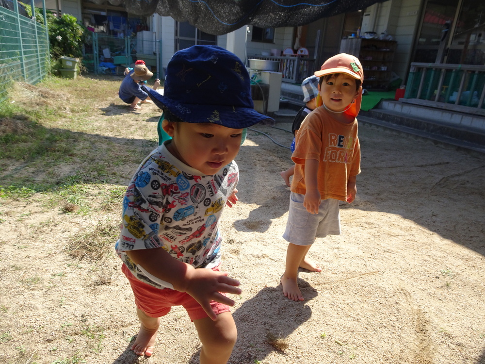 園庭で遊ぶ子ども (4)