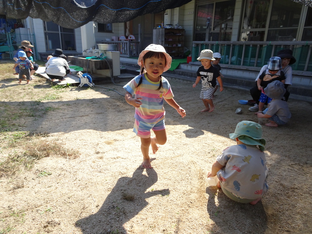 園庭で遊ぶ子ども (5)