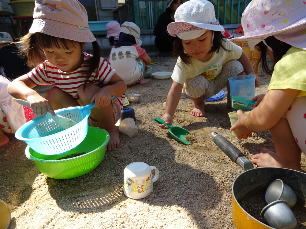 園庭で遊ぶ子ども (6)