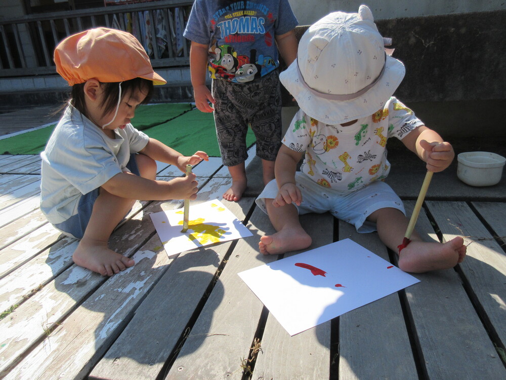絵の具で遊んでいる様子 (1)