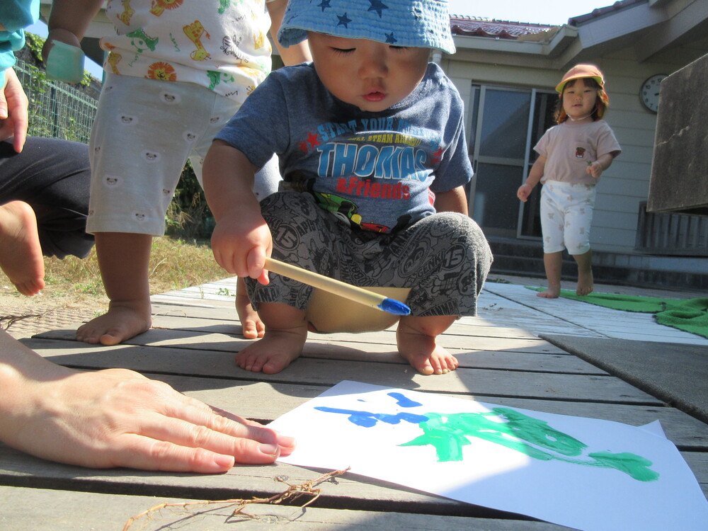絵の具で遊んでいる様子 (2)