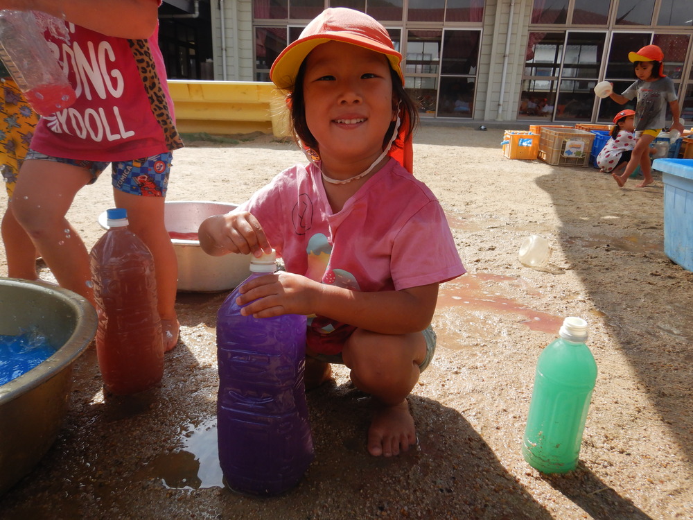 色水遊びをしている子どもたち (3)