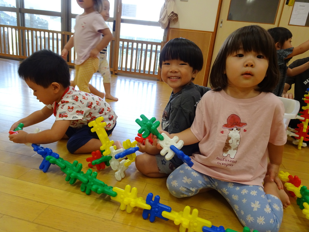 部屋の中で遊ぶ子ども (2)