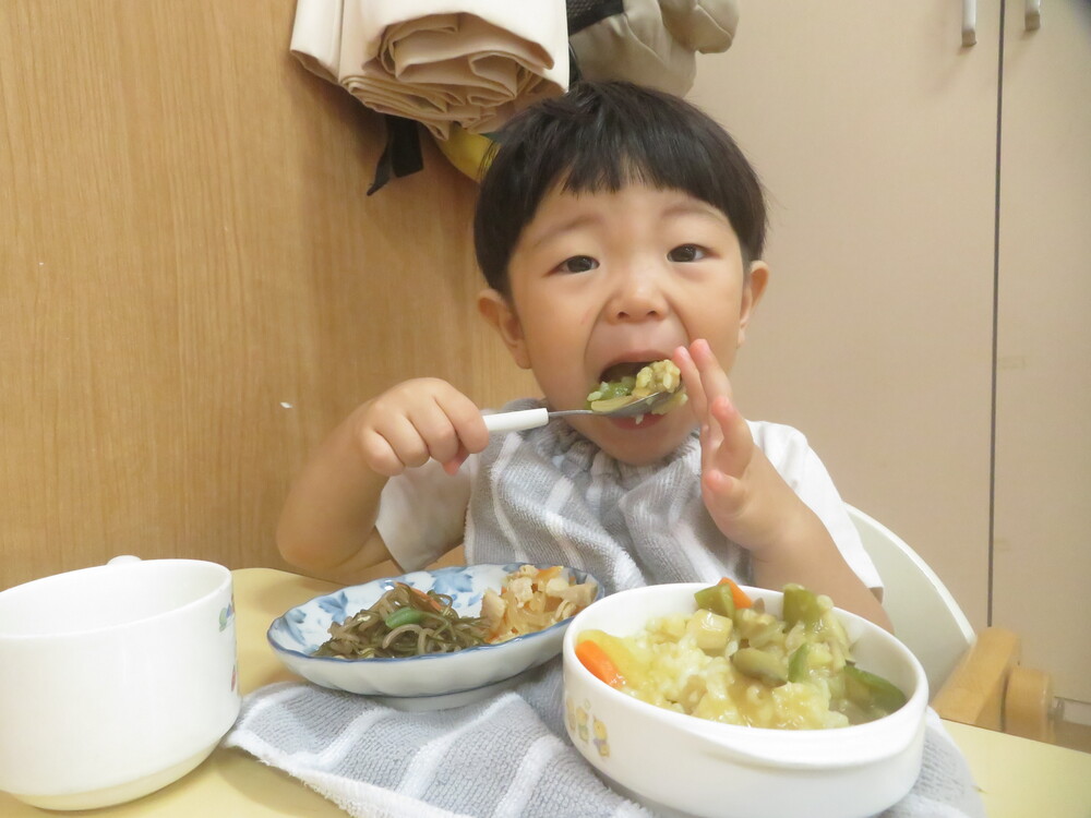 給食を食べる様子 (2)