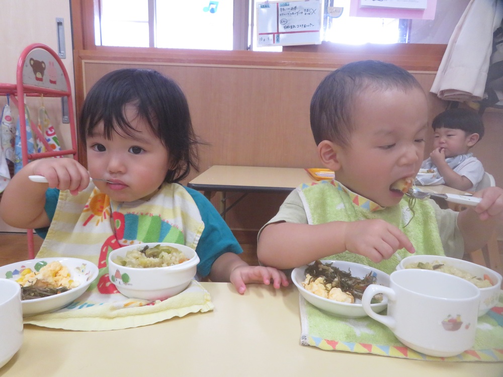 給食を食べる様子 (3)