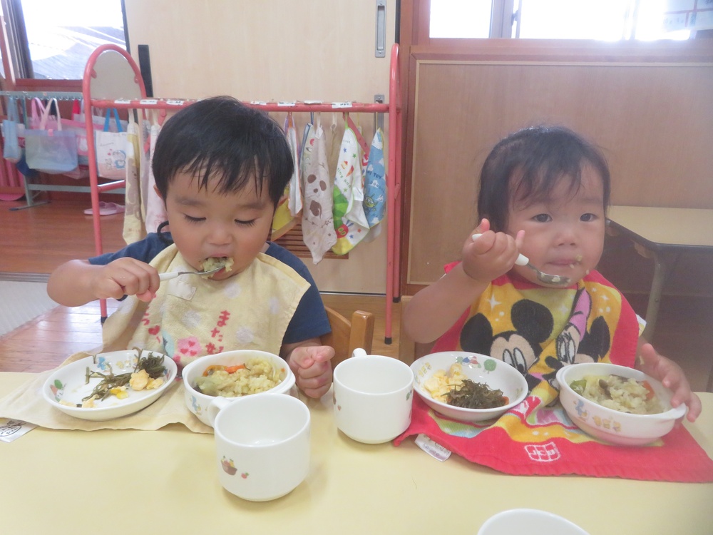 給食を食べる様子 (5)