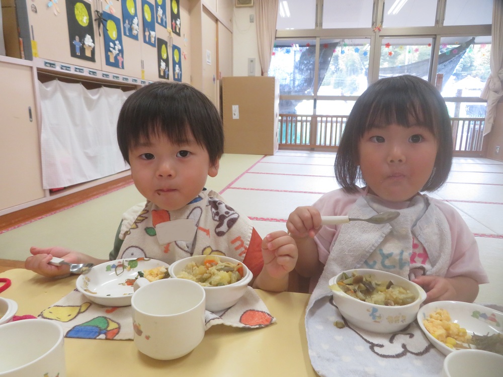 給食を食べる様子 (1)