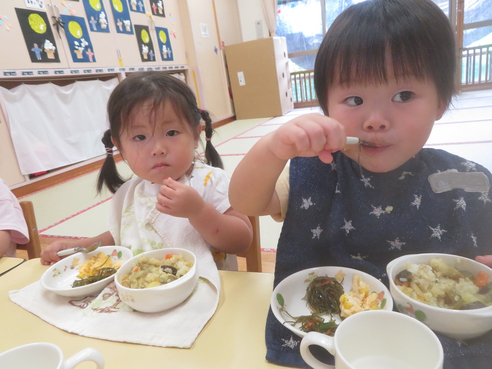 給食を食べる様子 (4)