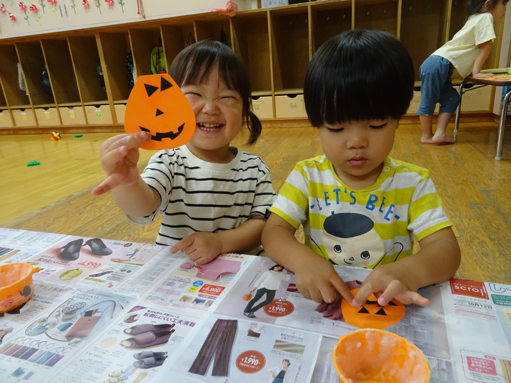 ハロウィンの製作をしている様子２