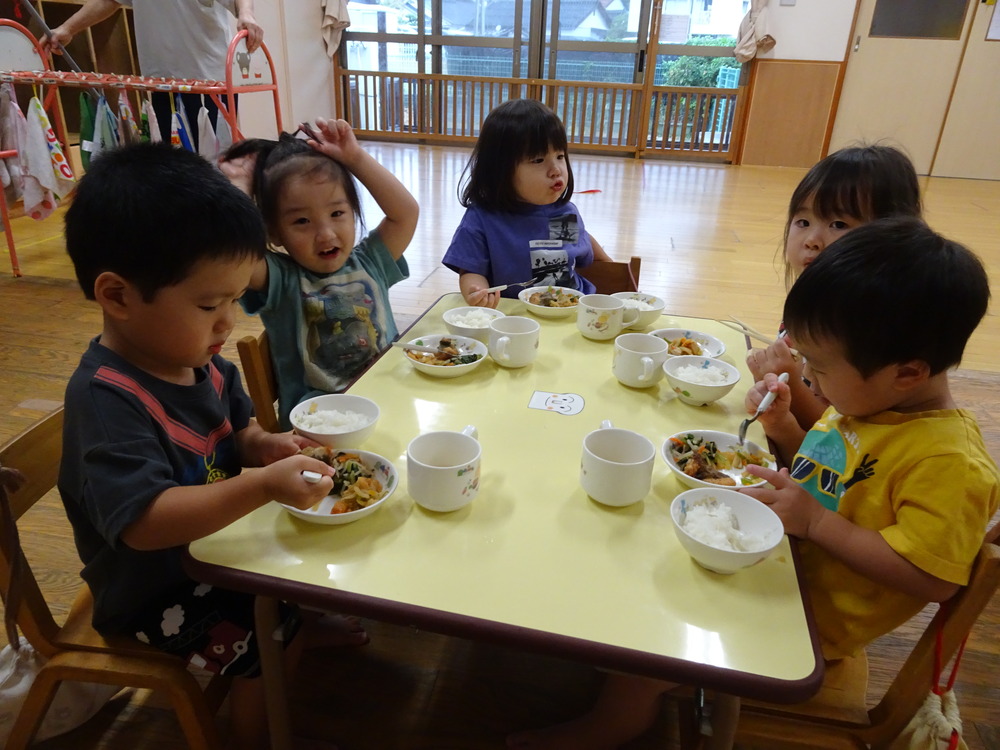 給食を食べている様子１