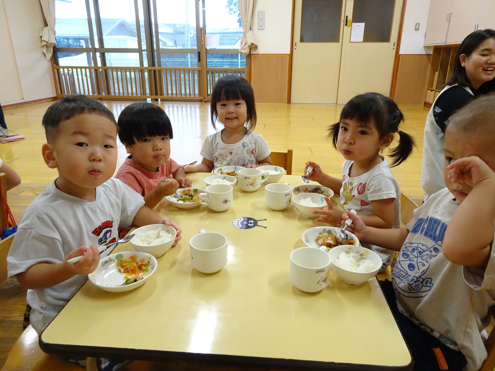 給食を食べている様子2