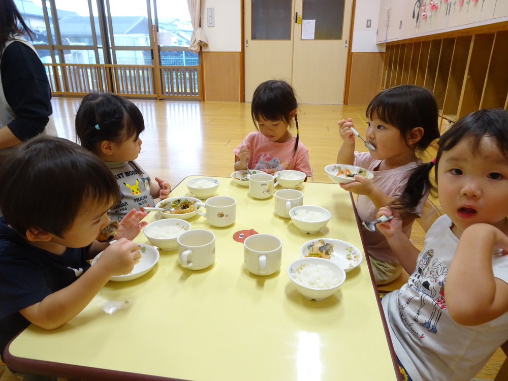 給食を食べている様子3
