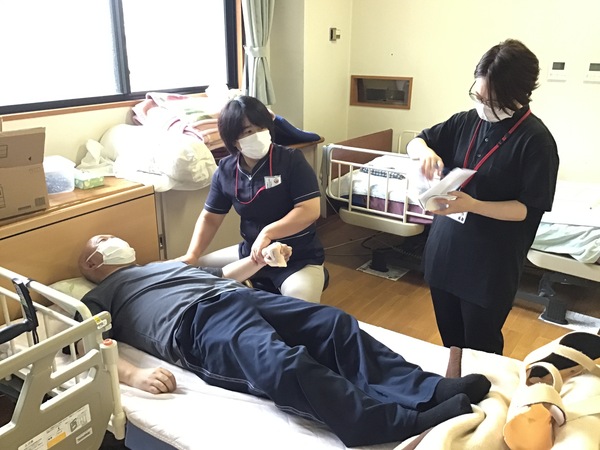 手のストレッチを実施しています