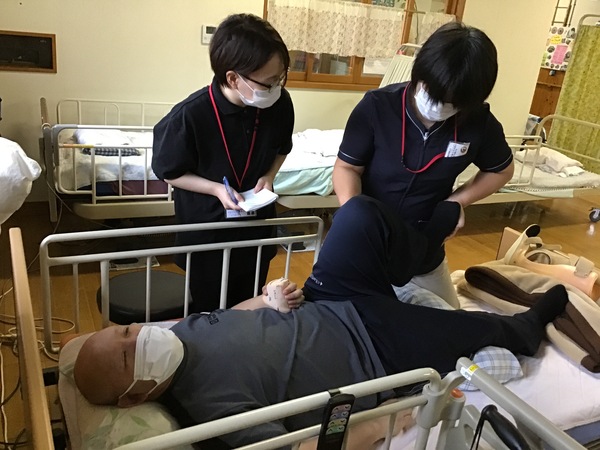 足のストレッチを実施しています