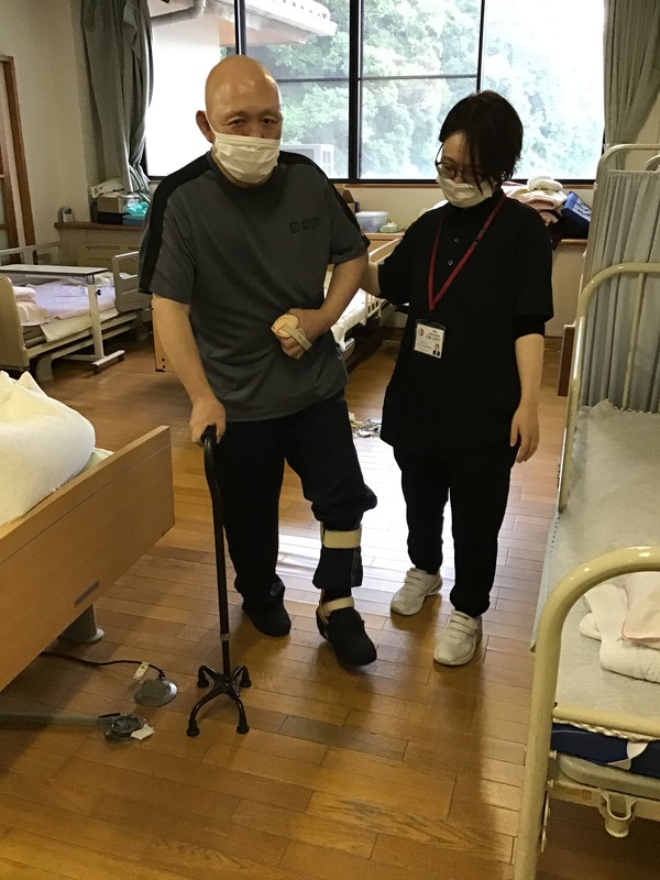 歩行訓練しています