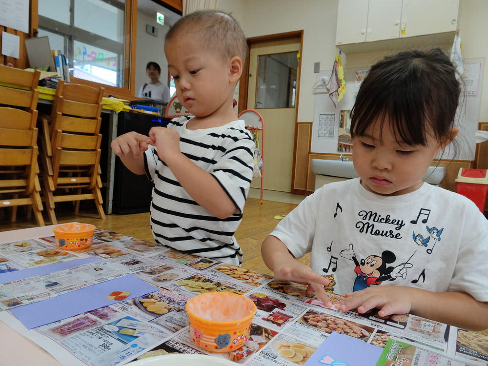 製作をする子ども (1)