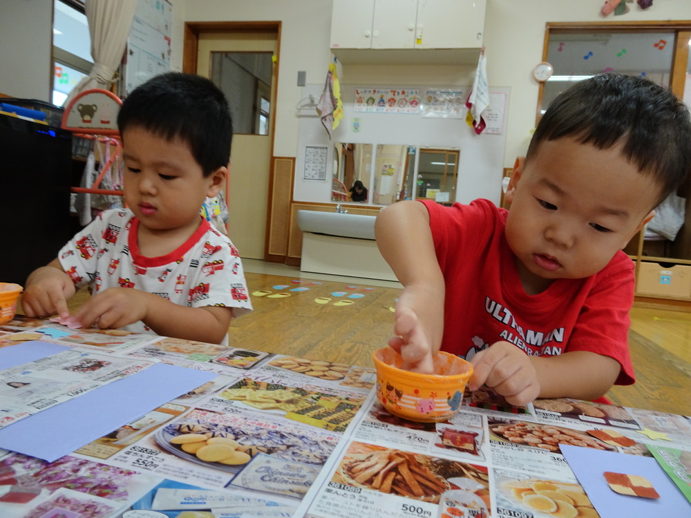 製作をする子ども (3)