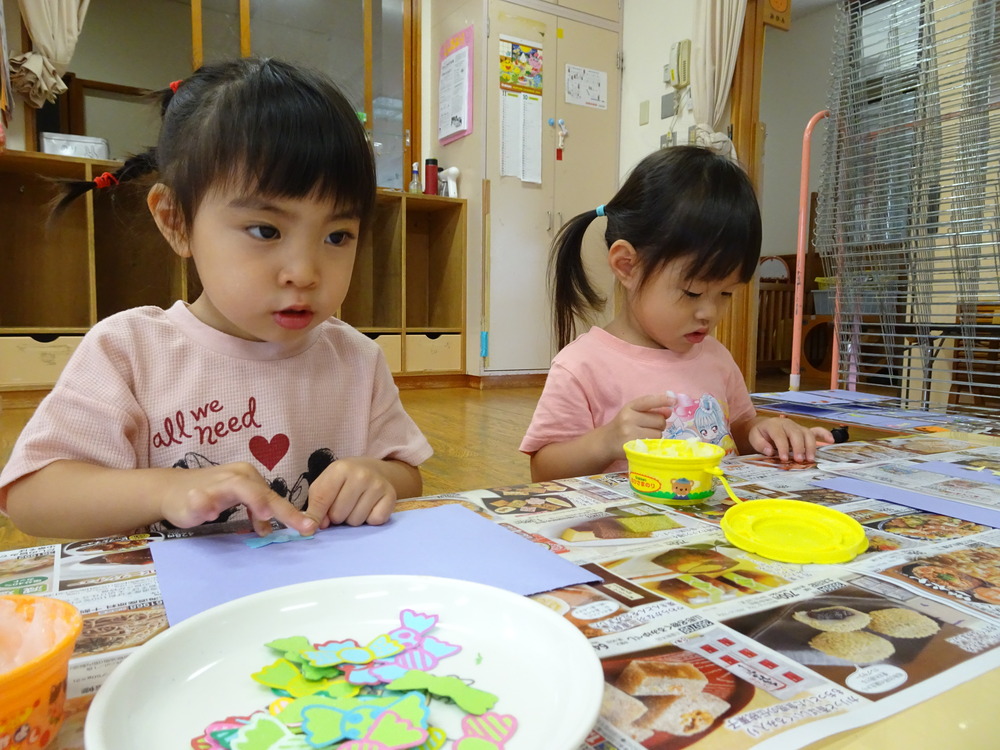 製作をする子ども (4)