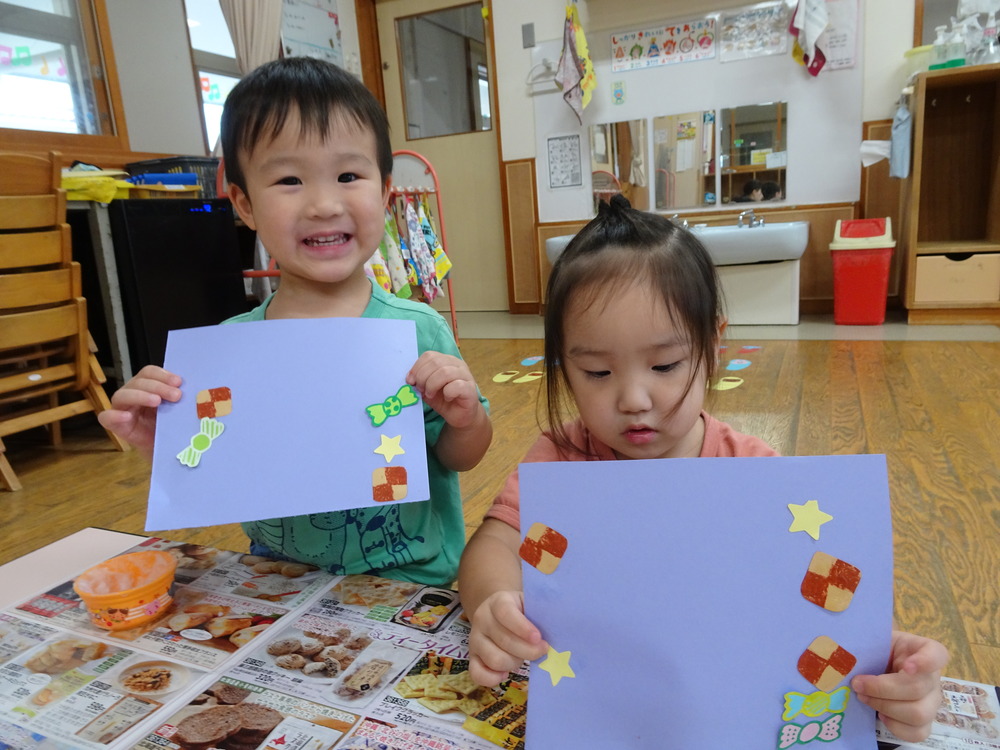 製作をする子ども (5)