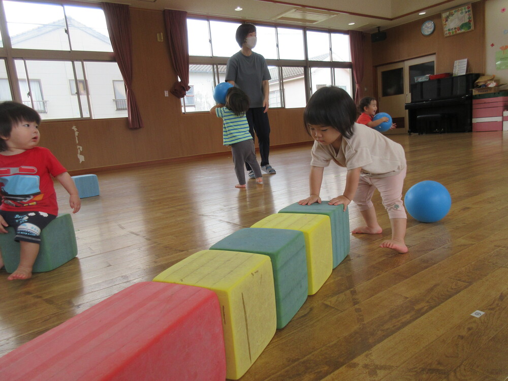 遊戯室で遊んでいる様子 (3)