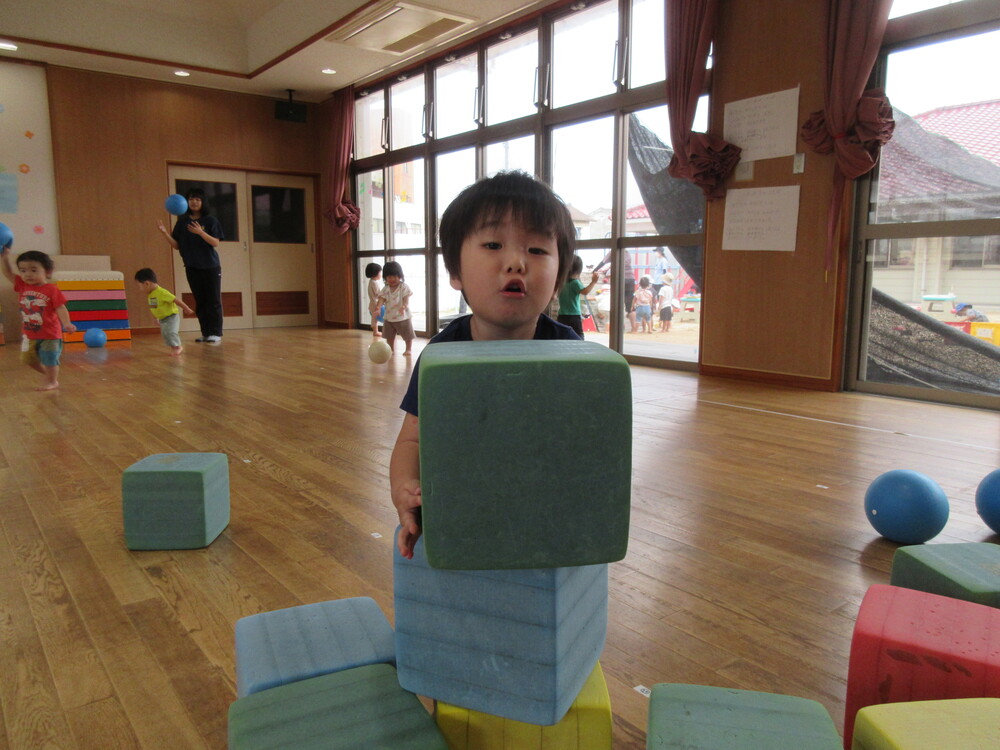 遊戯室で遊んでいる様子 (4)