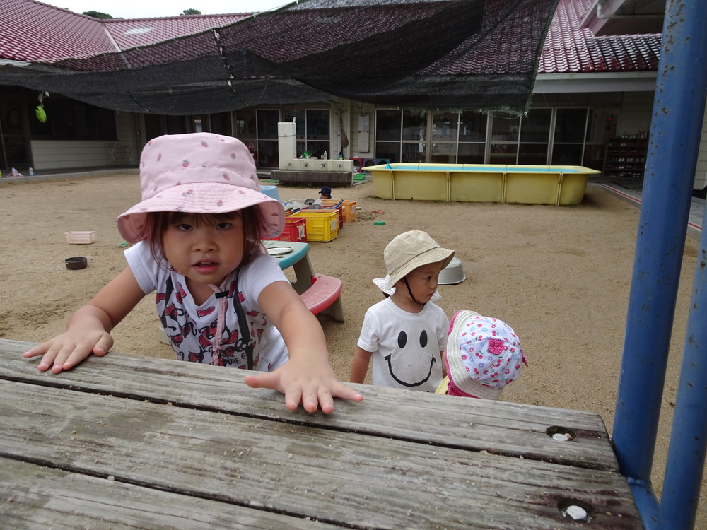 園庭で遊ぶ子ども (1)