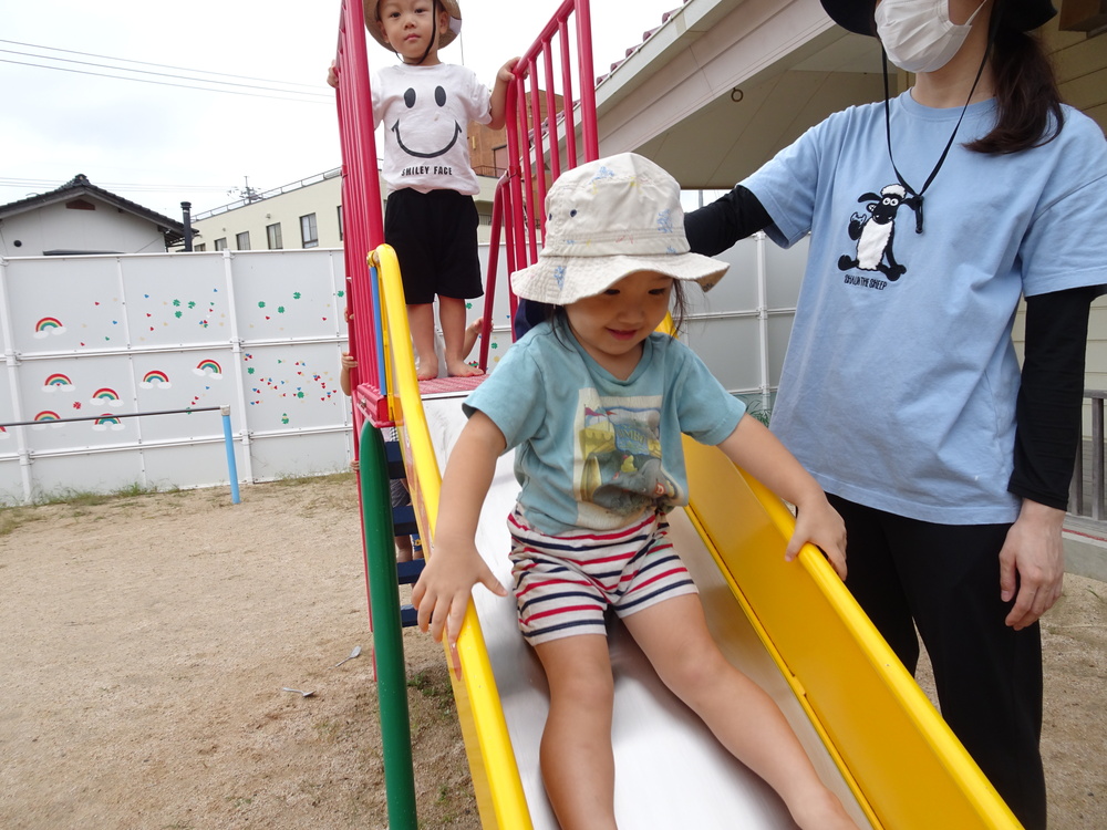 園庭で遊ぶ子ども (3)