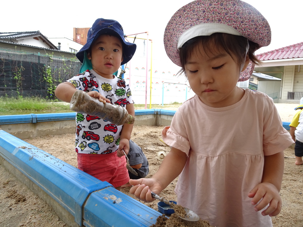 園庭で遊ぶ子ども (4)