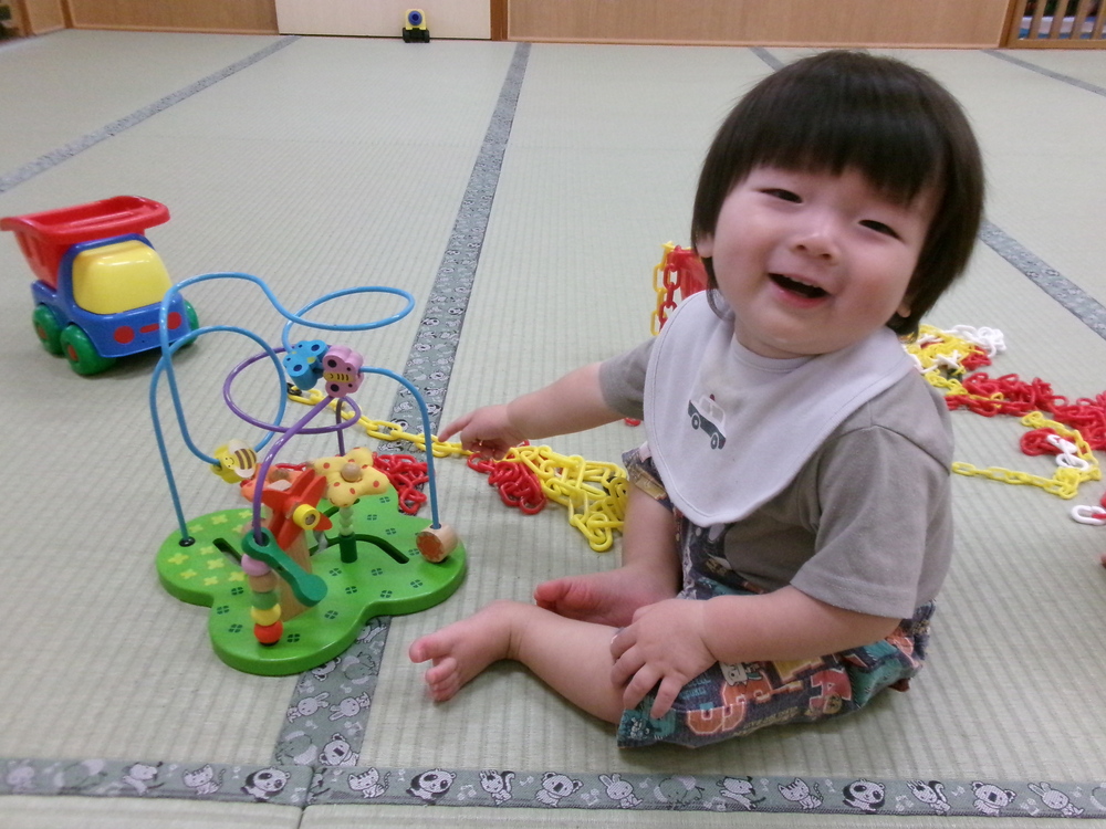 玩具で遊ぶ