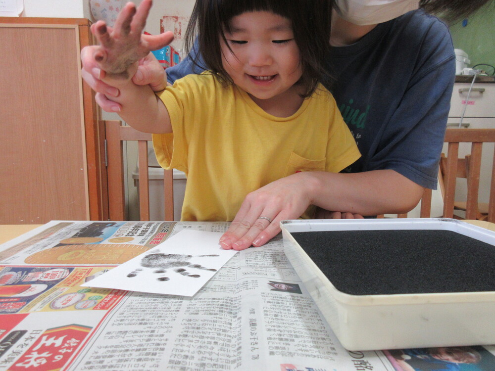 手形をとっている様子 (1)