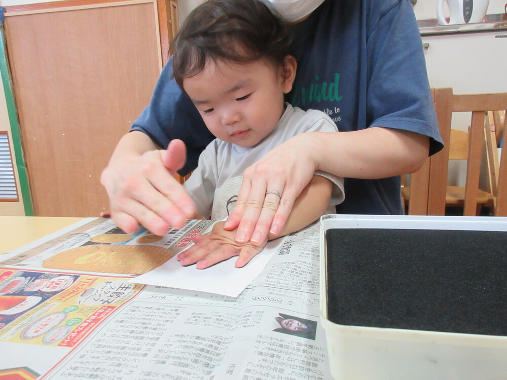 手形をとっている様子