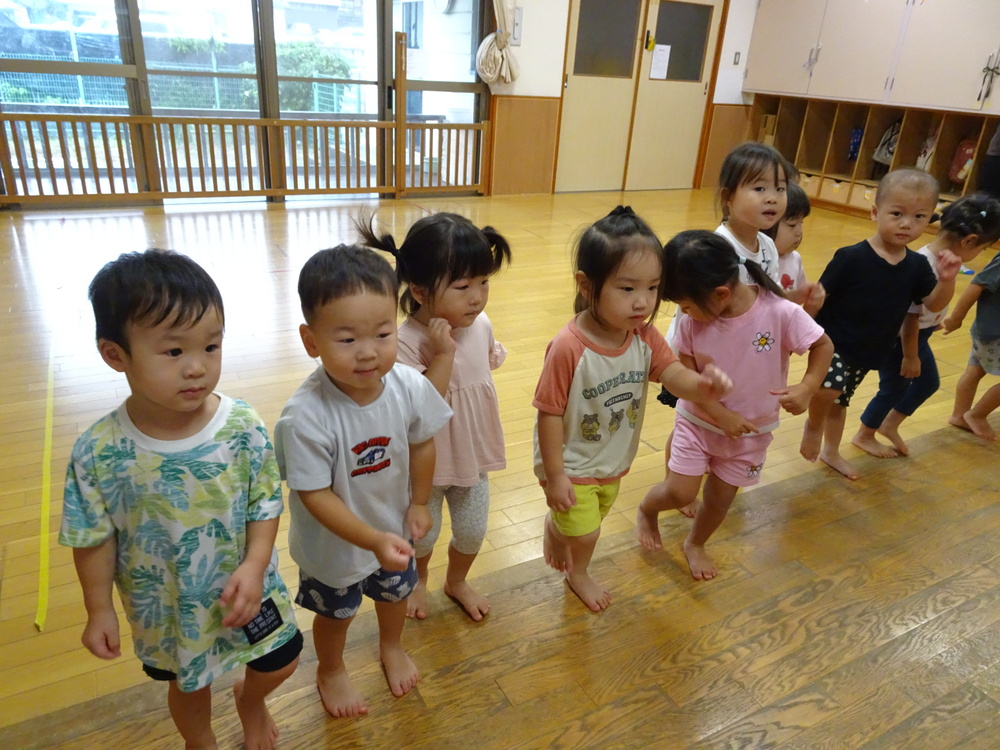 お部屋で遊ぶ子ども (4)