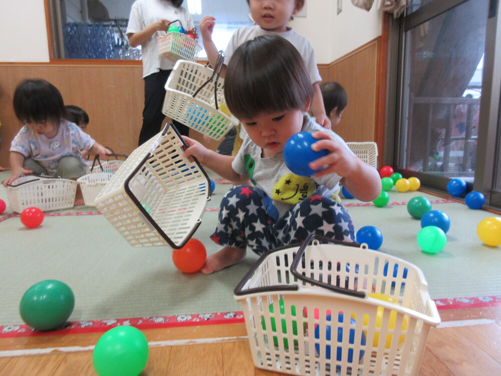 ボールで遊んでいる様子