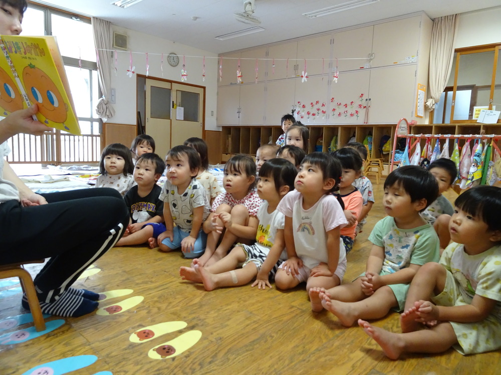 絵本の読み聞かせ