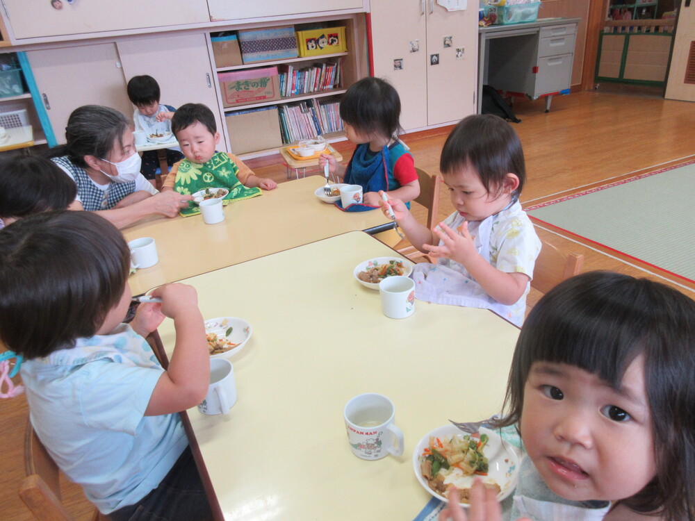 昼食の様子