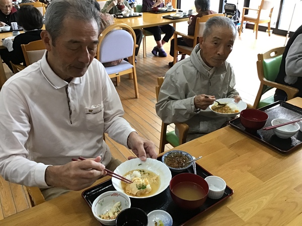 お食事中です