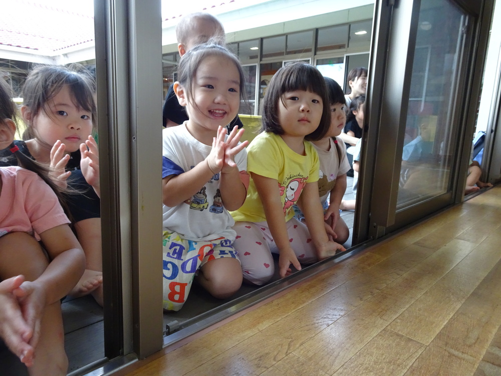 リハーサルを見る子ども (1)