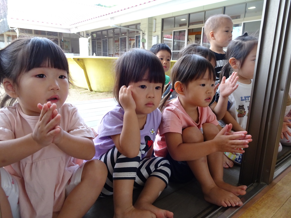 リハーサルを見る子ども (2)