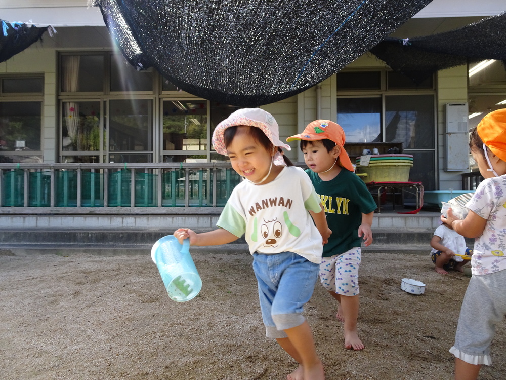 園庭で遊ぶ子ども (3)