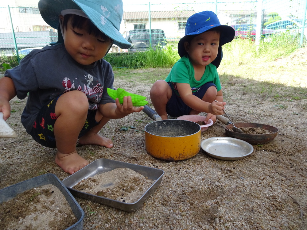 園庭で遊ぶ子ども (4)