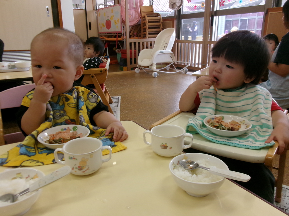手掴み食べをする２