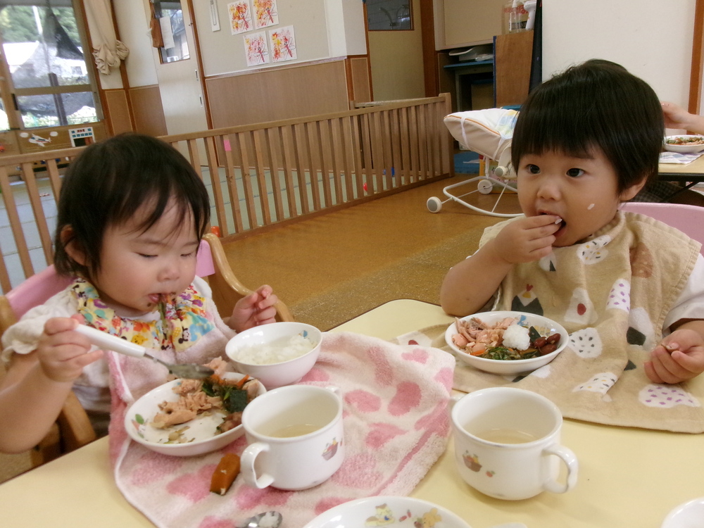 手掴み食べをする３