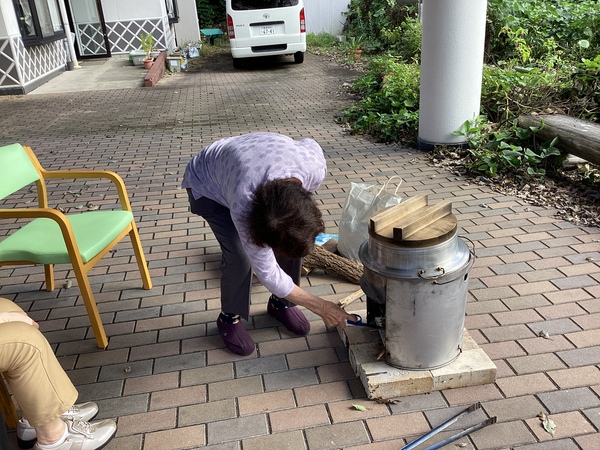 火を熾しています