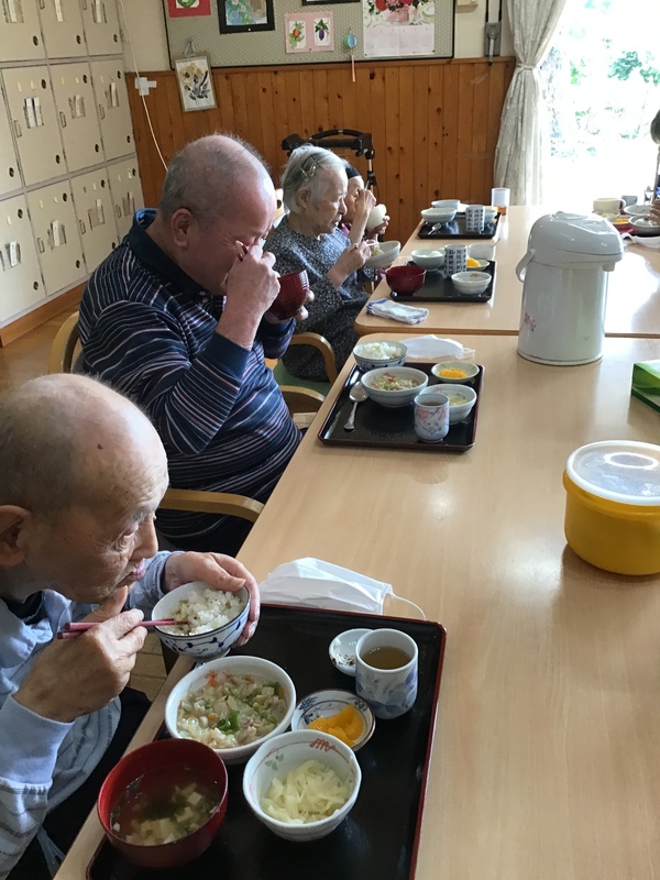お食事中です