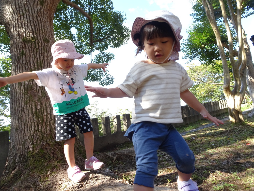 喜多の宮で遊ぶ子ども (2)